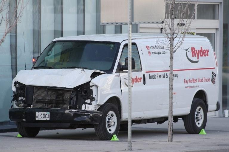 Sobe para 10 o n&uacute;mero de mortos em atropelamento em Toronto 