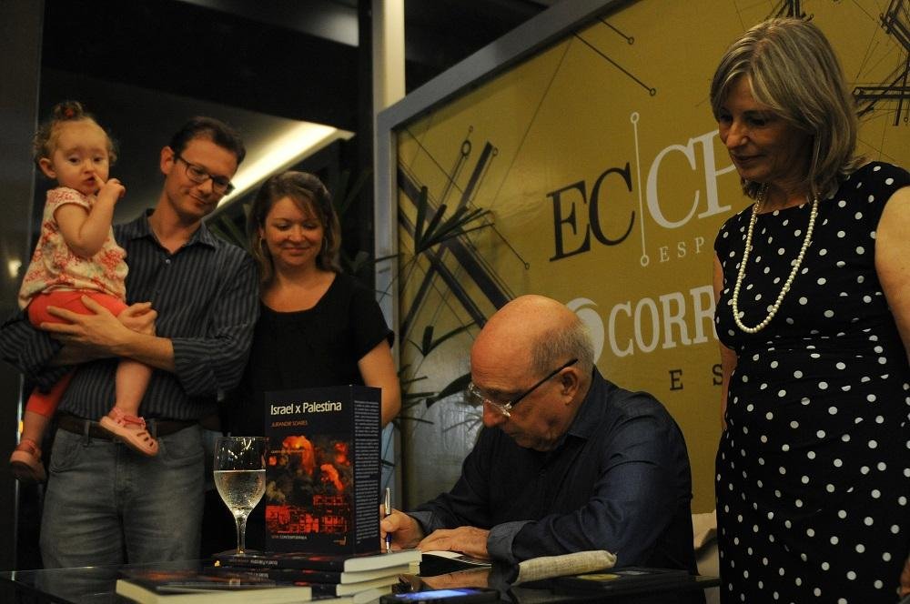 Jurandir Soares autografou livro "Israel x Palestina - As Ra&iacute;zes do &Oacute;dio" nesta ter&ccedil;a
