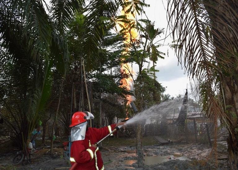 Inc&ecirc;ndio em po&ccedil;o ilegal de petr&oacute;leo mata 15 pessoas na Indon&eacute;sia