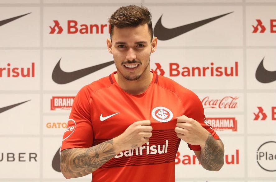 Para ajudar o Inter, Zeca aceita atuar at&eacute; no meio de campo