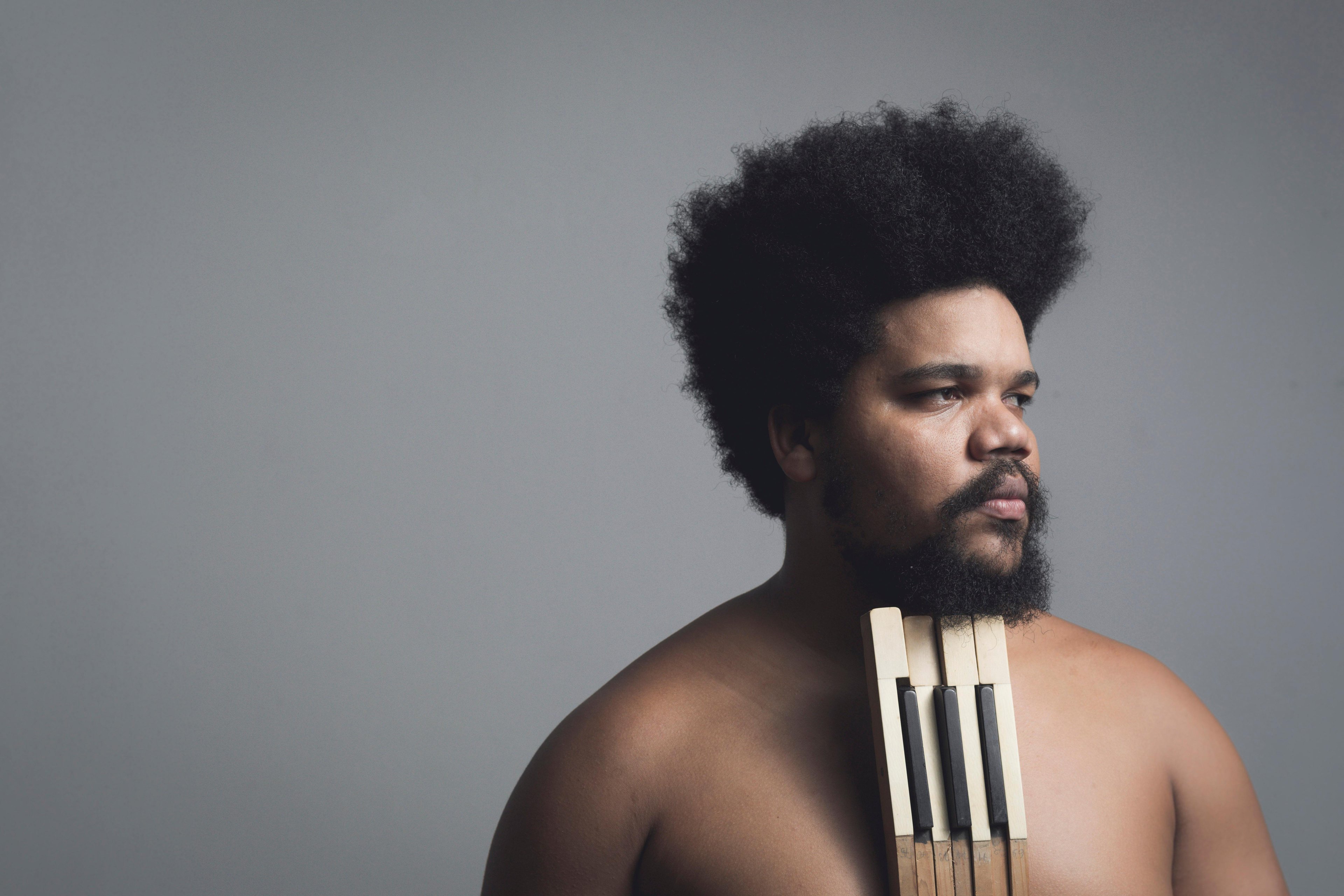 Amaro Freitas &eacute; pianista, tecladista, compositor, arranjador e produtor e toca m&uacute;sicas de "Sangue Negro"