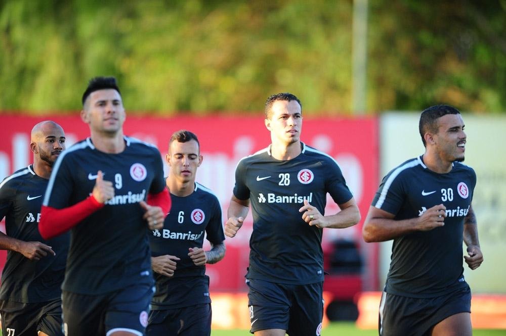 Ap&oacute;s Zeca e Lucca, Inter procura zagueiro para refor&ccedil;ar grupo 