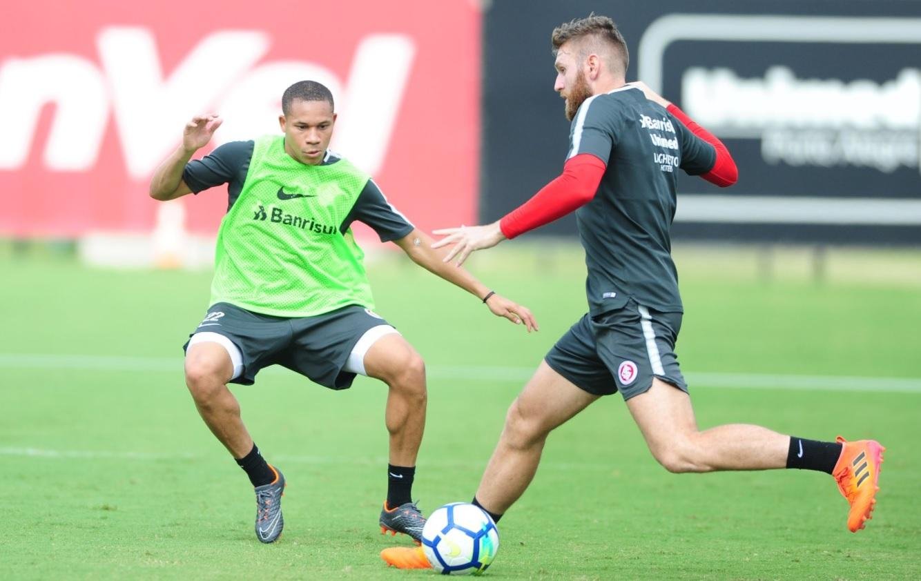 Inter faz treino t&aacute;tico e trabalha ataque contra defesa	