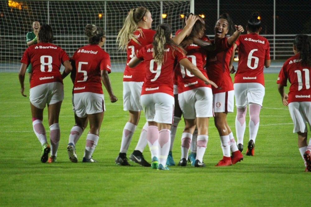 Gurias coloradas estrearam com goleada sobre as paulistas de Embu das Artes