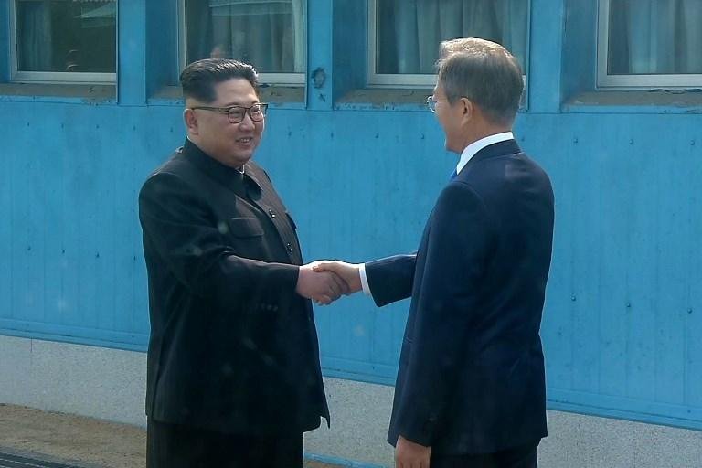 Presidentes das Coreias apertam as m&atilde;os em linha de demarca&ccedil;&atilde;o da fronteira