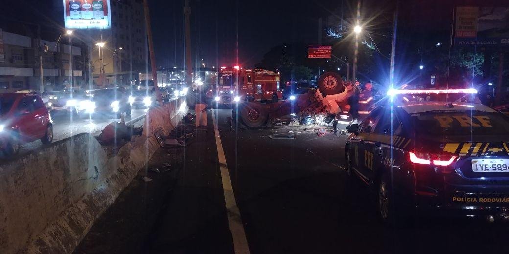 Ve&iacute;culo atingiu outros dois carros e causou bloqueio da rodovia