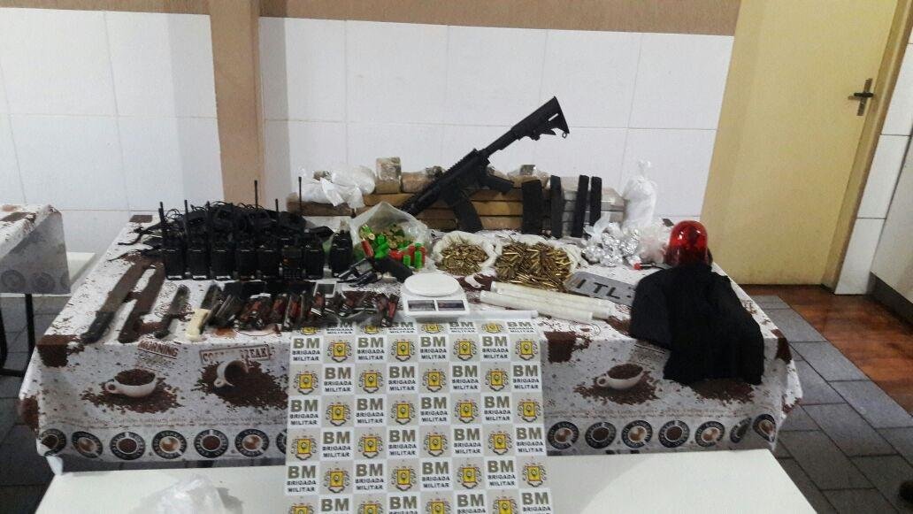 BM apreende fuzil, rev&oacute;lver, muni&ccedil;&otilde;es e cerca de 15 kg de drogas em Canoas