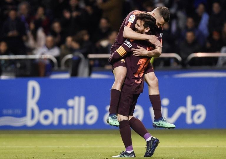 Messi marcou tr&ecirc;s gols em vit&oacute;ria que garantiu o t&iacute;tulo ao Barcelona