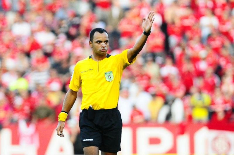 Brasileiro ser&aacute; um dos 13 &aacute;rbitros assistentes de v&iacute;deo da Copa