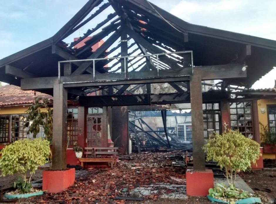 Inc&ecirc;ndio atinge restaurante na Estrada do Mar, em Os&oacute;rio 