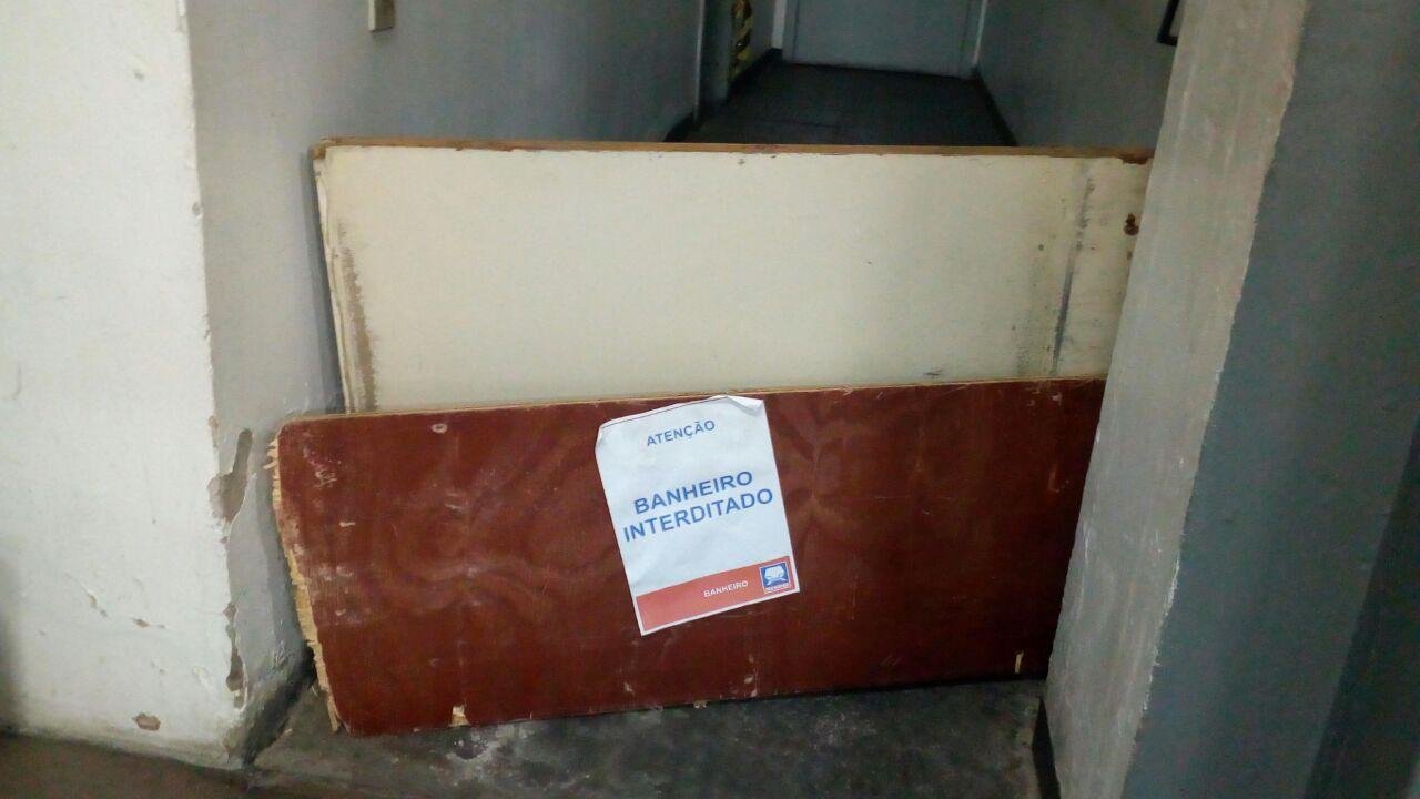 Segundo usu&aacute;rios, o banheiro est&aacute; sem uso h&aacute; cerca de cinco meses