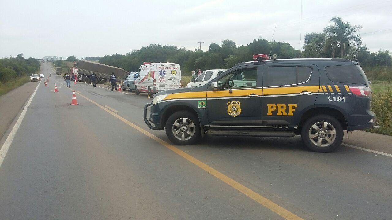 Acidente entre carro e caminh&atilde;o bi-trem mata duas pessoas na BR 158, em J&uacute;lio de Castilhos