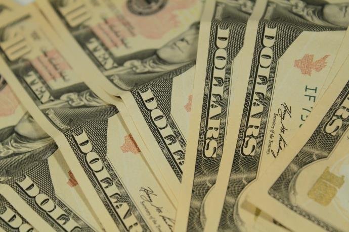 D&oacute;lar fecha acima de R$ 3,50 pela primeira vez em quase dois anos