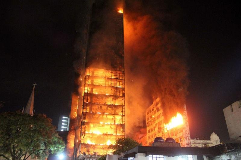 Pr&eacute;dio desaba durante inc&ecirc;ndio em S&atilde;o Paulo e deixa um morto