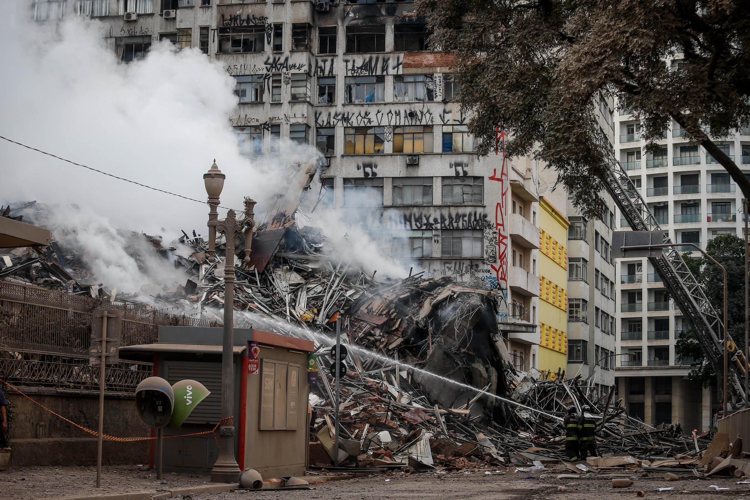 Bombeiros voltaram atr&aacute;s e n&atilde;o confirmam morte de uma pessoa em pr&eacute;dio que desabou em SP