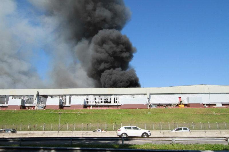 Inc&ecirc;ndio atinge galp&atilde;o de rede de farm&aacute;cias no Rio de Janeiro 