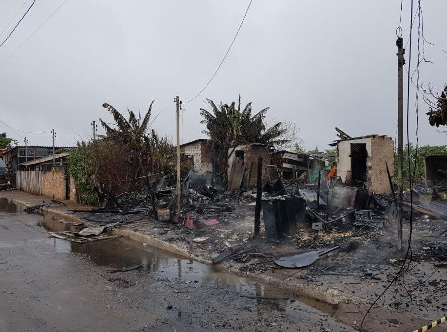 Inc&ecirc;ndio destr&oacute;i tr&ecirc;s casas e mata um em Canoas 