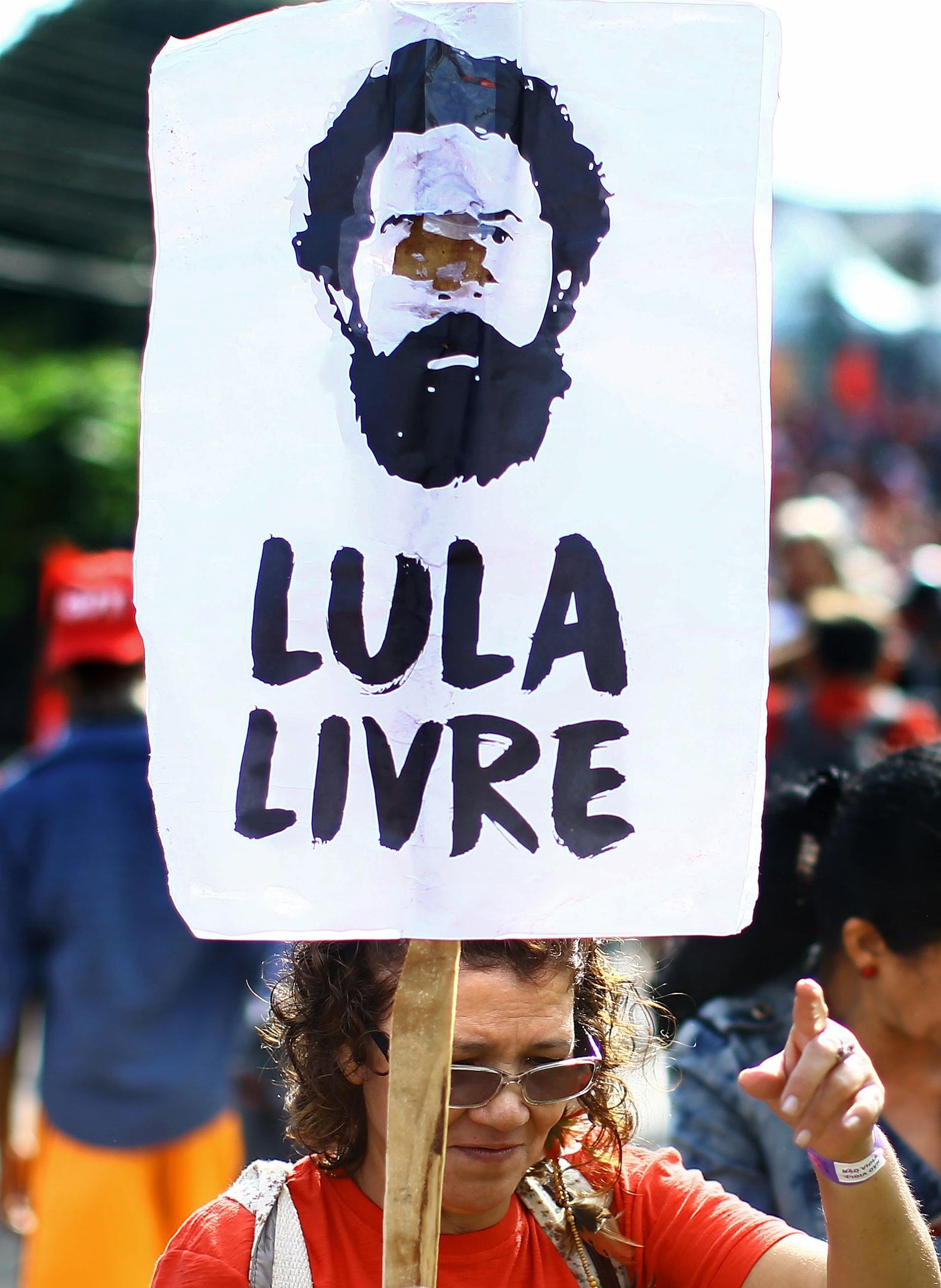 Defesa pede outra vez ao TRF4 que Lula "deixe a pris&atilde;o"