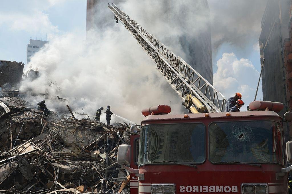 Pr&eacute;dio desabou ap&oacute;s inc&ecirc;ndio em S&atilde;o Paulo