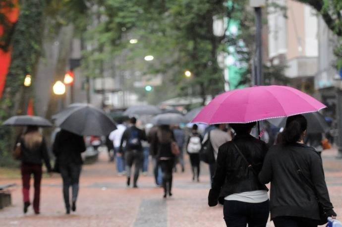 Podem ocorrer temporais localizados com granizo na Metade Sul