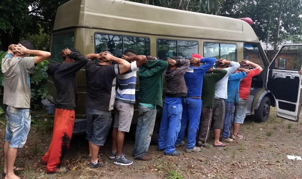 Suspeitos teriam arrombado estabelecimento e estavam efetuando furto de materiais 