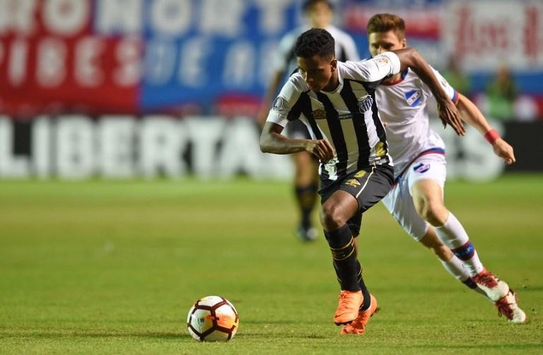 Rodrygo torce tornozelo esquerdo e vira d&uacute;vida no Santos