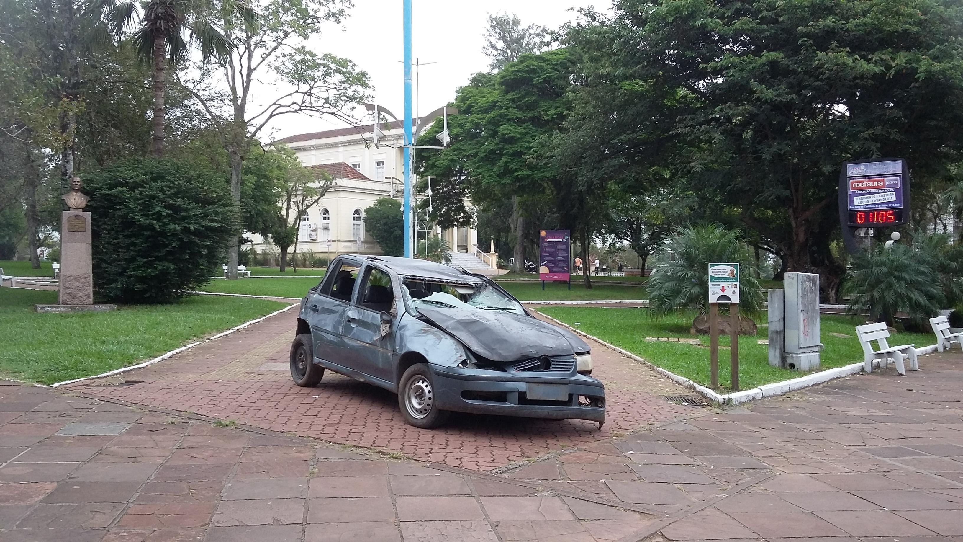Um dos ve&iacute;culos est&aacute; exposto na Pra&ccedil;a da Bandeira
