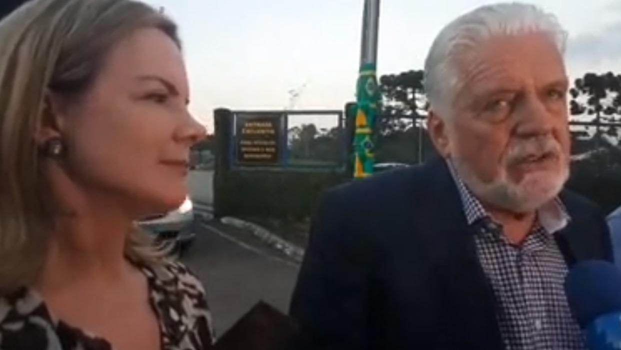 Gleisi Hofmann e Jaques Wagner foram visitar Lula nesta quinta-feira
