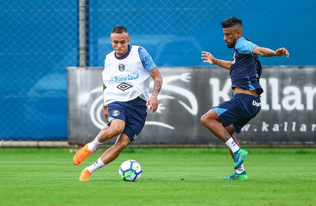 Gr&ecirc;mio trabalha para prolongar contrato de Everton 