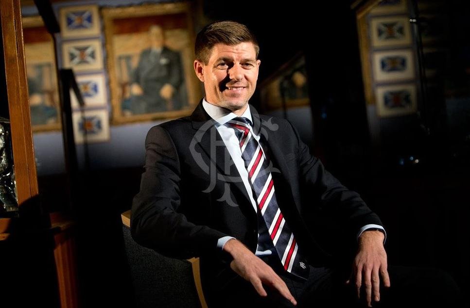 Steven Gerrard &eacute; anunciado como novo t&eacute;cnico do Rangers, da Esc&oacute;cia 