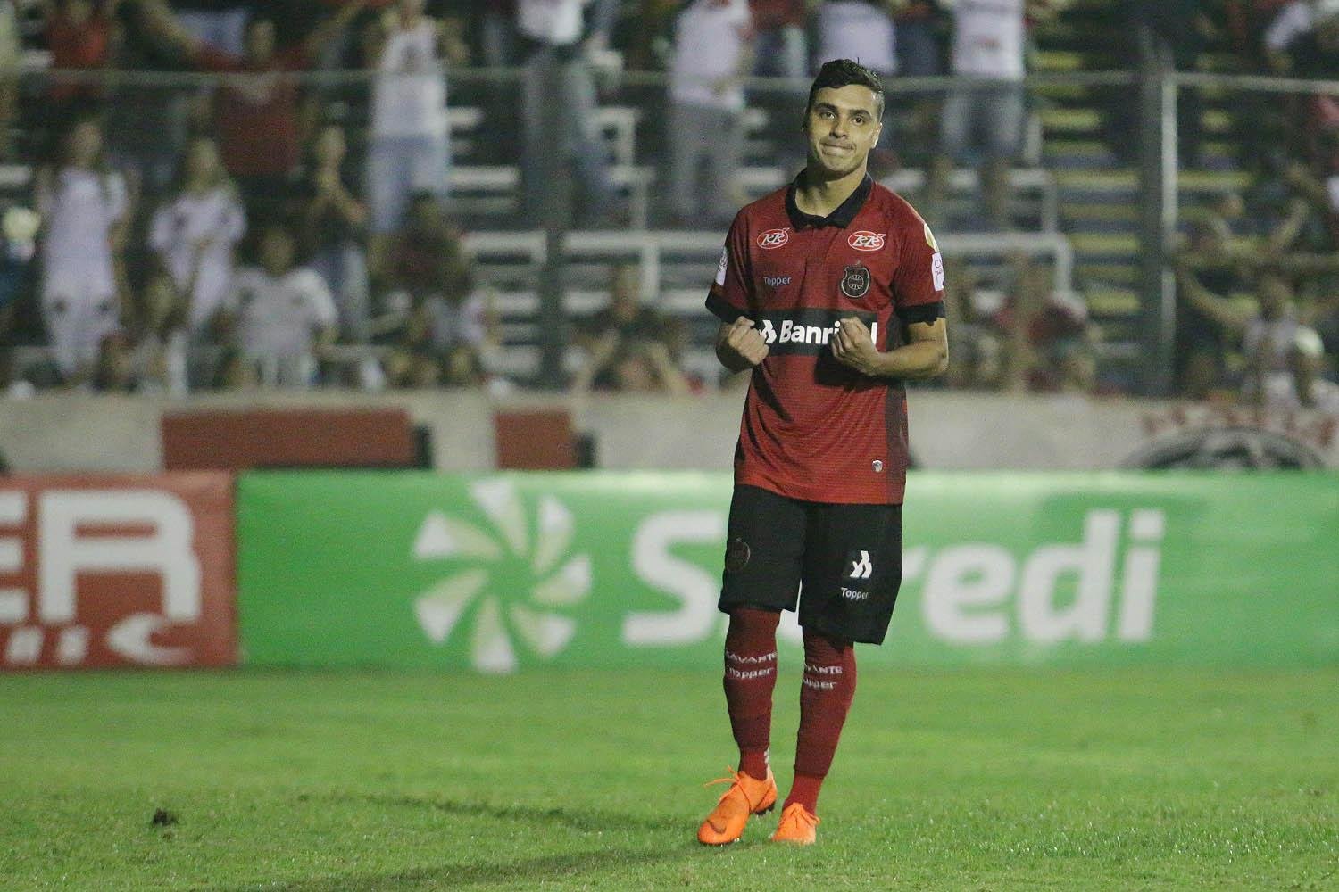 Brasil de Pelotas ainda n&atilde;o informou ao Inter que deseja devolver Alisson Farias