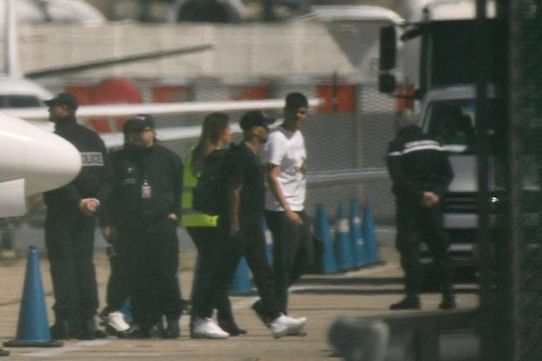 Neymar desembarcou em Paris nesta sexta-feira