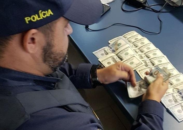 PRF apreende 16 mil d&oacute;lares em Santana do Livramento