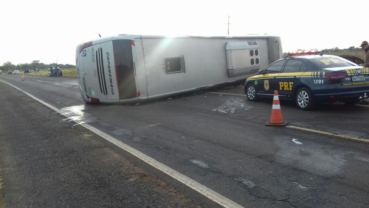 Colis&atilde;o entre &ocirc;nibus e carro deixa 9 mortos no Paran&aacute; 