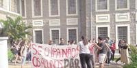 Alunos apoiam docentes que protestam atraso de salários e administração centralizada em São Paulo