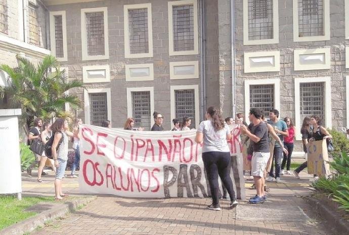 Alunos apoiam docentes que protestam atraso de sal&aacute;rios e administra&ccedil;&atilde;o centralizada em S&atilde;o Paulo