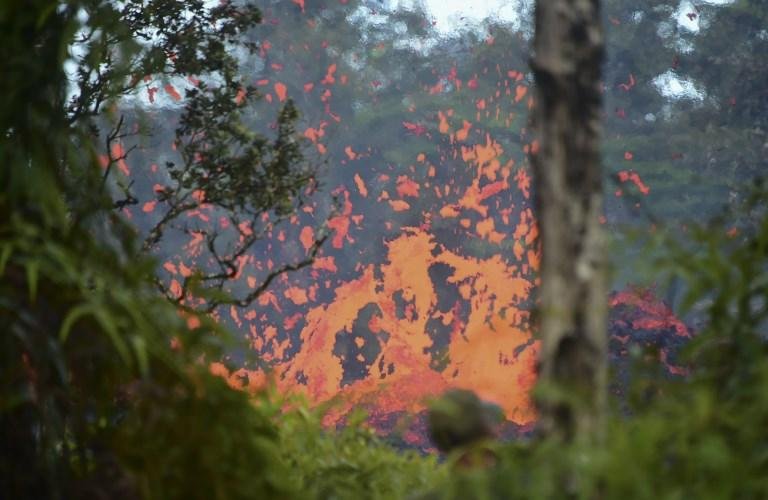 Terremoto e erup&ccedil;&atilde;o de vulc&atilde;o provoca fuga de milhares no Hava&iacute; 