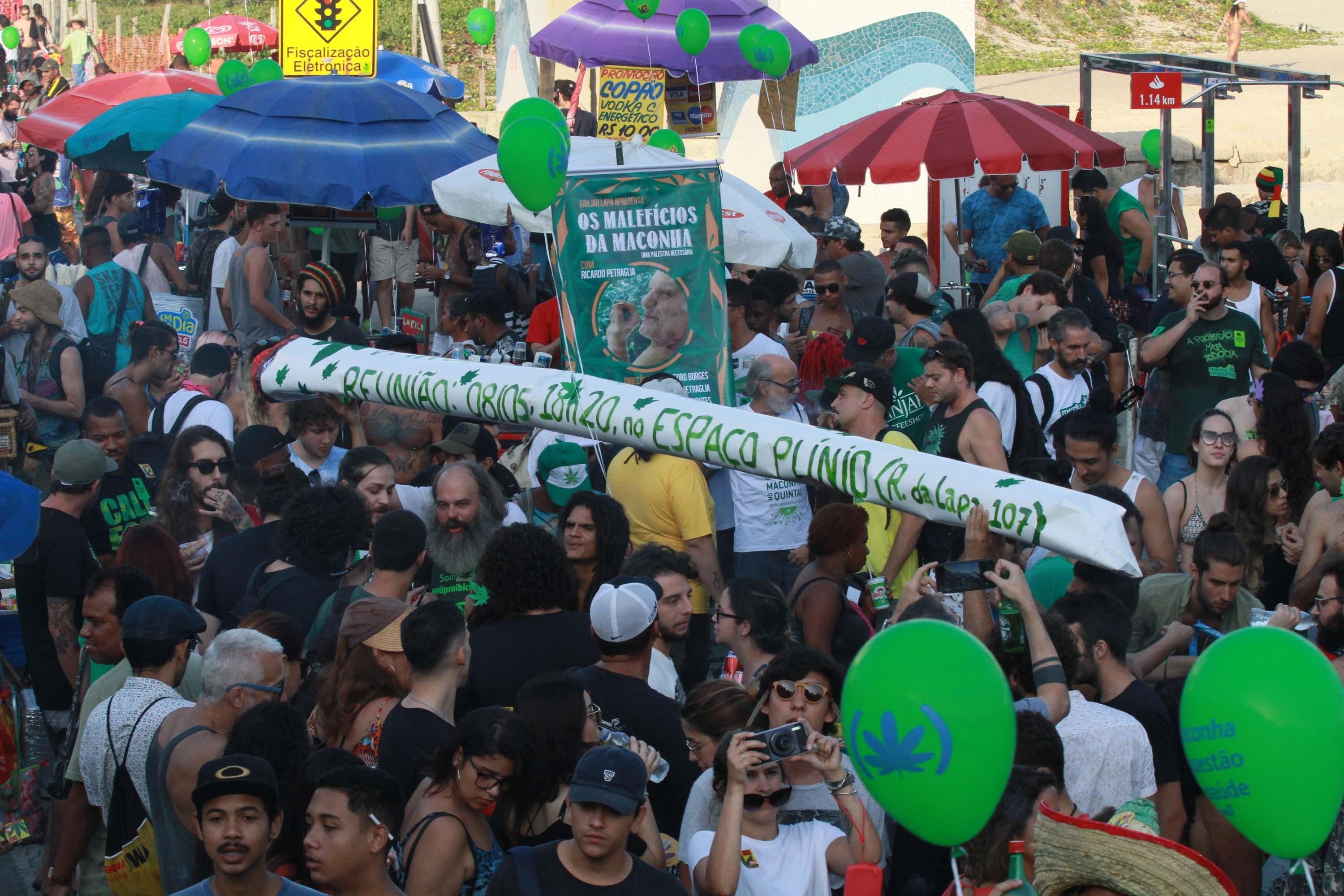 Grupo protesta pela legaliza&ccedil;&atilde;o do uso e venda da Cannabis sativa
