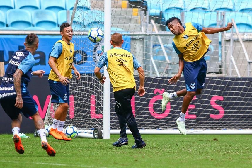 Lateral destacou velocidade do atacante e capacidade gremista de criar chances