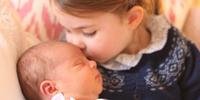 Princesa Charlotte beija o irmão em imagem registrada no dia do seu aniversário