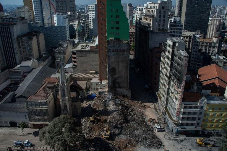 Bombeiros retiram mais de mil toneladas de escombros do pr&eacute;dio que desabou