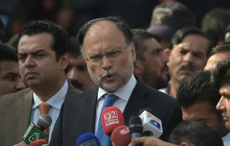 Ahsan Iqbal levou um tiro no bra&ccedil;o e est&aacute; fora de perigo, conforme assessor