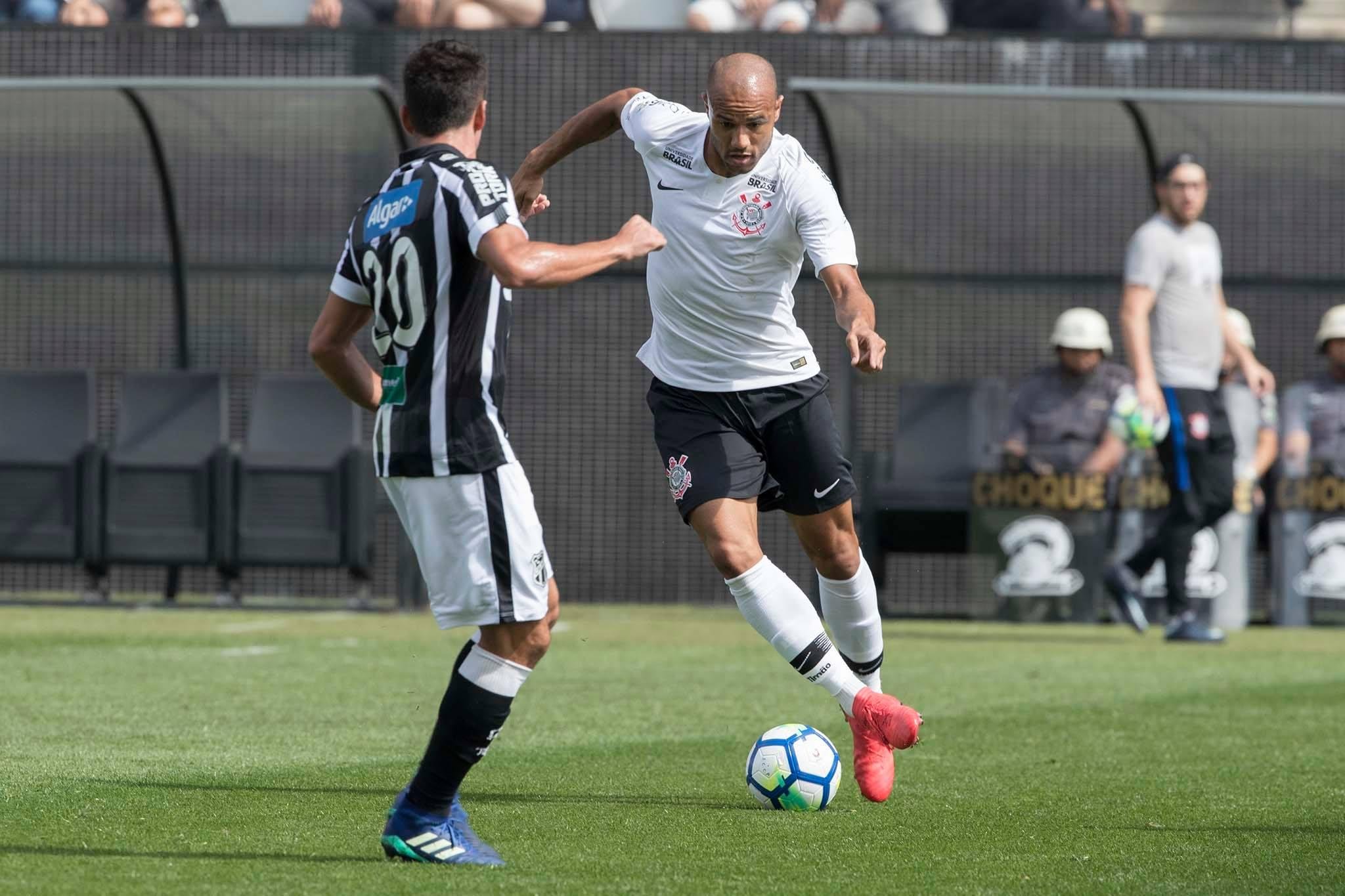 Roger fez primeiro jogo como titular do Corinthians