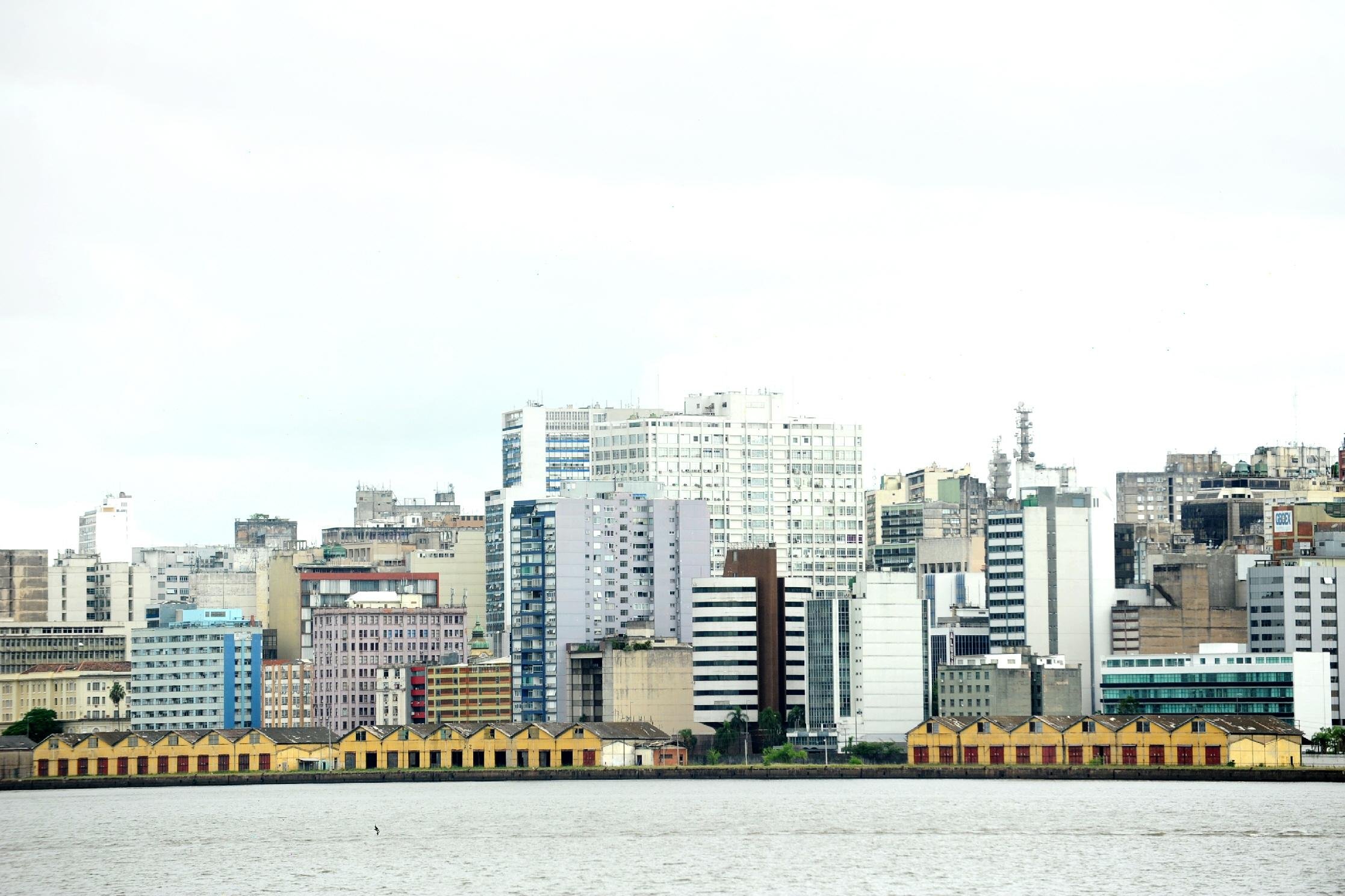 Semana come&ccedil;a com muitas nuvens sobre o RS