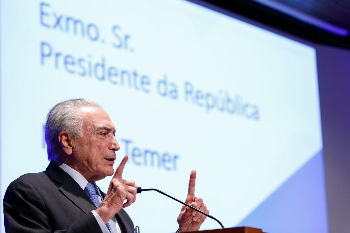 Valor nacional atingiu os R$ 4,00 o litro, e redu&ccedil;&atilde;o &eacute; estudada por presidente