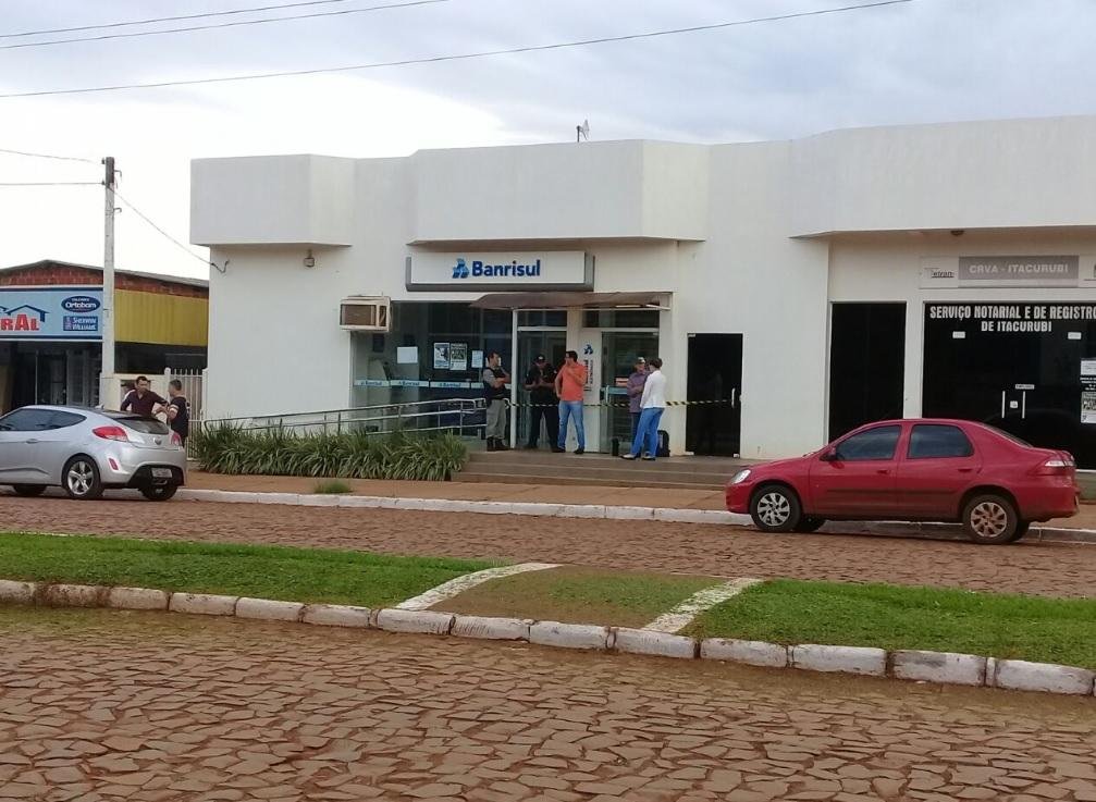 Criminosos atacam duas ag&ecirc;ncias banc&aacute;rias e uma dos Correios em Itucurubi