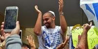 Soldado israelense é recebido como herói após cumprir pena por matar um palestino