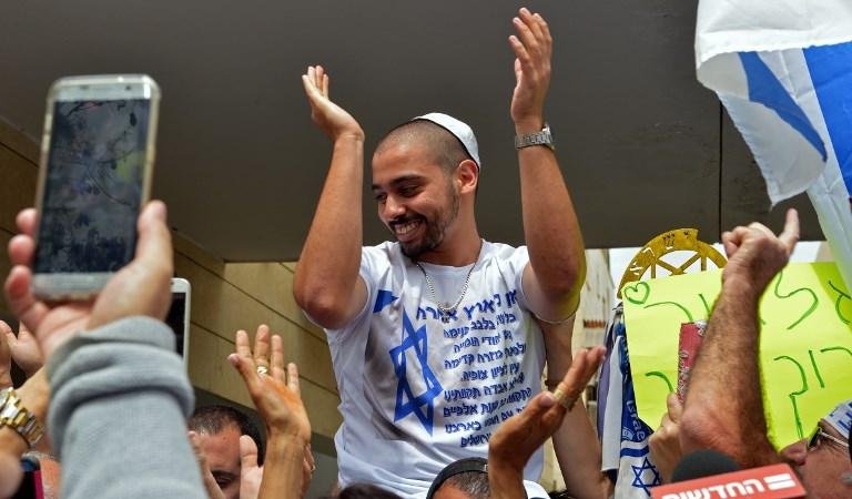 Soldado israelense &eacute; recebido como her&oacute;i ap&oacute;s cumprir pena por matar um palestino