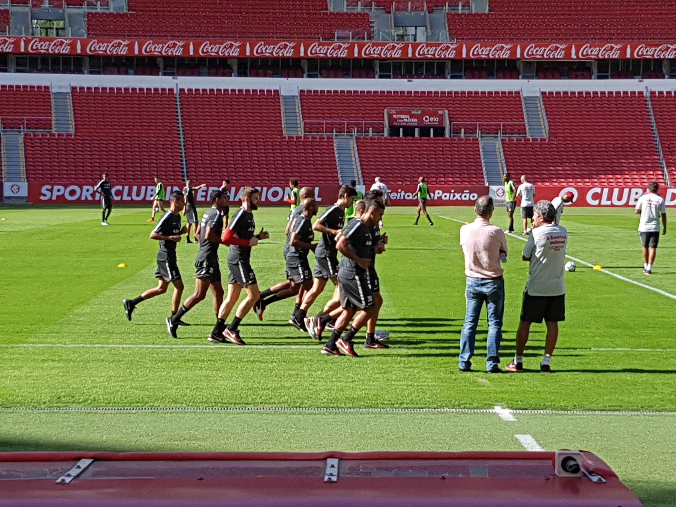 Titulares correram ao redor do gramado do est&aacute;dio Beira-Rio e Zeca foi testado na lateral e no meio