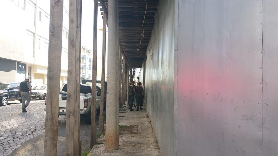 Policiais fazem vistoria na &aacute;rea da constru&ccedil;&atilde;o